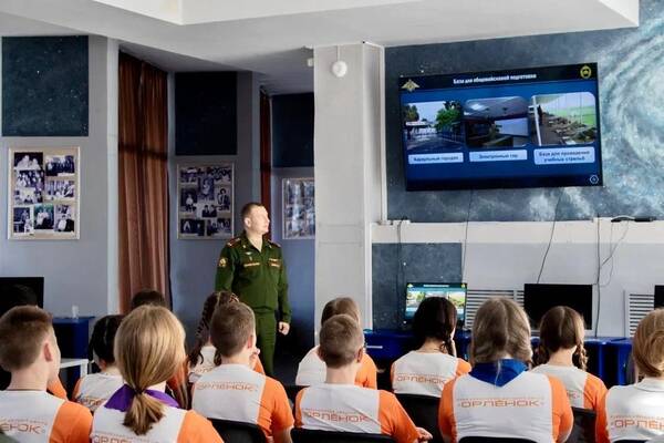 встреча с Акишиным Андреем Владимировичем – подполковником, преподавателем 31 кафедры Краснодарского высшего военного училища орденов Жукова и Октябрьской революции.