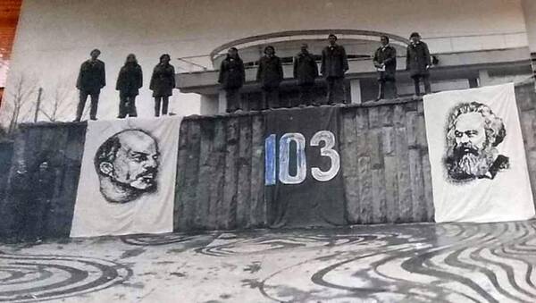 В центре Надя Ястребова, в сторонке стоят Люба Лисова и