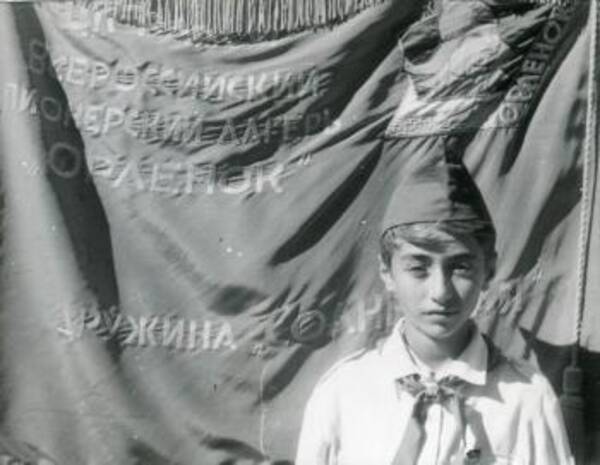 дружина «Солнечная», отряд № 15 «Зоркий». Пионер М. Маяцкий на фоне знамени дружины. СССР. 1973 г.