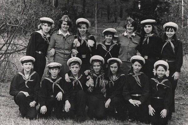 Алла Момот (Шевцова). Москва. Штормовая февраль 1977г.. Вожатые Светлана Ляпухова и Татьяна