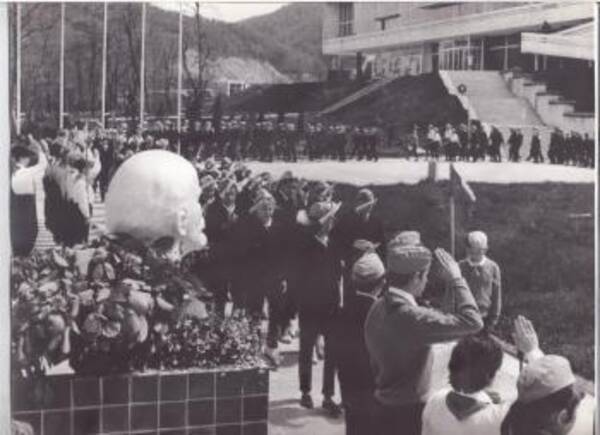 «Линейка, посвященная открытию Ленинского музея». СССР, фотолаборатория пионерского лагеря «Орленок», 1969 г.
