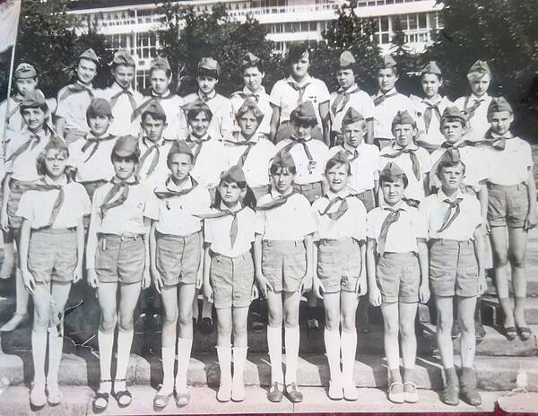 Эмма Якимова （Соловьева）Горномарийский район. Звёздная 1985 год,июнь июль.Вожатые Света Каниковская,Люда Рягузова.