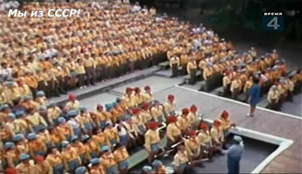 Старшая пионерская вожатая Геля Красножён (на подиуме) проводит прощальный сбор орлят дружины Звездная