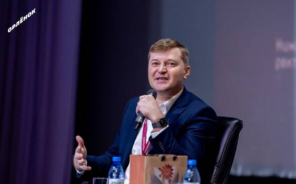 ребята познакомились с ректором Армавирского государственного педагогического университета Евгением Нижником.