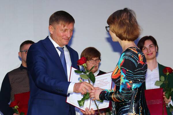 В «Орлёнке» прошло большое собрание трудового коллектива, на котором подвели итоги 2019 года и наградили лучших сотрудников Центра.  ..ооо