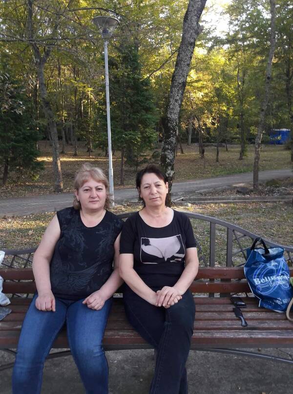 Рузанна Манукян   справа