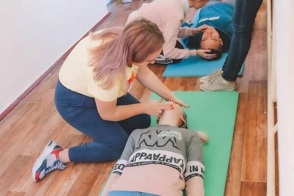 Специалисты центра первой помощи и добровольчества «Вершина» проводят обучающие курсы для сотрудников и педагогов «Орлёнка».