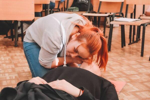 Специалисты центра первой помощи  и добровольчества  «Вершина» проводят обучающие курсы для сотрудников  и педагогов «Орлёнка».