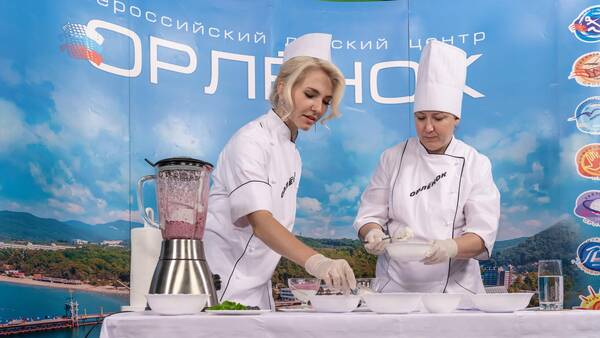 Вожатая «Орлёнка» Анжелика Картавцева и Александра Вячеславовна Григорьева, заведующей столовой  детского лагеря «Звёздный»,