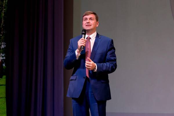 v9f9QfQVNao.jpgдиректор Департамента в сфере защиты прав детей Министерства науки и Российской Федерации Евгений Сильянов.