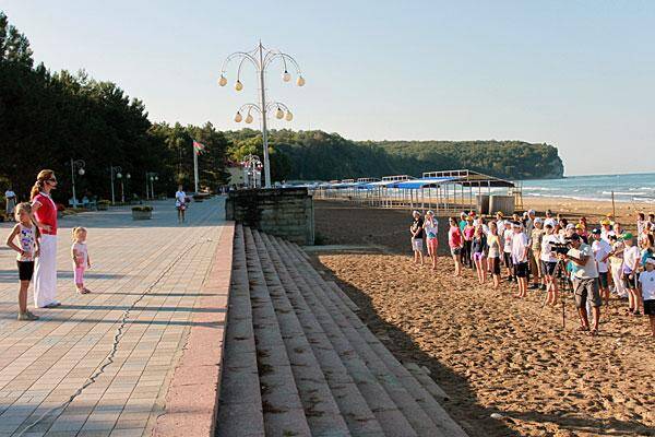 Зарядку ведет Мария Киселева.