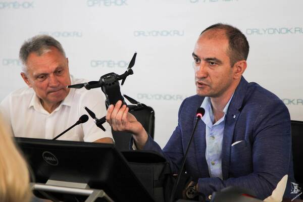 XN0nHwQHfqM.jpgзаместитель по финансово экономической деятельности ВДЦ Орлёнок Андрей Меляков и генеральный директор ООО ЭДКОМ Михаил Гасымов