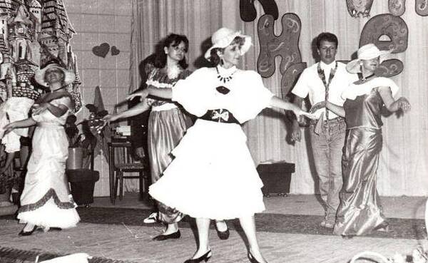 Лена Плешакова, танцует менуэт!