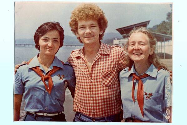Пионерская пограничная застава. 1983 год. 18 отряд. Вожатые заставы   Алла Мокеева и Лиза Богер.