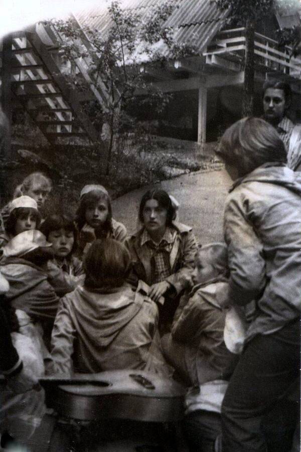 Пионерская пограничная застава. 1983 год. 2 я летняя смена. Дружинный поход. В центре   Людмила Осинцева.