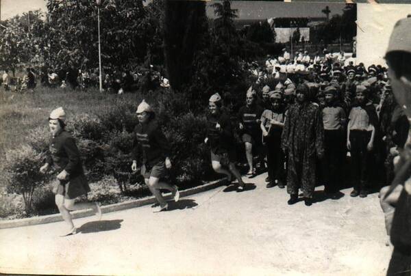 1971. Конкурс строя и песни. Вожатскй отряд Юность c6NhFdl6rvA