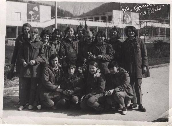 Девчонки красавицы отряда Искра вместе с вожатой Людочкой Бурлиной   1970 г