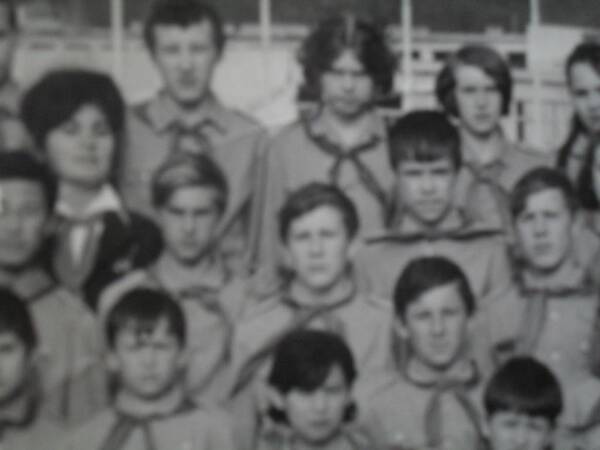Здесь часть отрядной фотографии с вожатой   ЛЕНОЙ ЛАПШИНОЙ