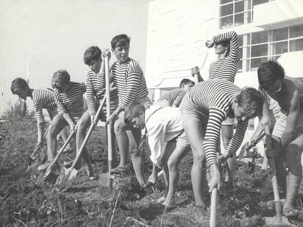 Октябрь 1966 год, труддесант четвёрт взвода, для высадки роз и молодого сосняка, мы открылись, в августе, это вт см после открытия Штормовог