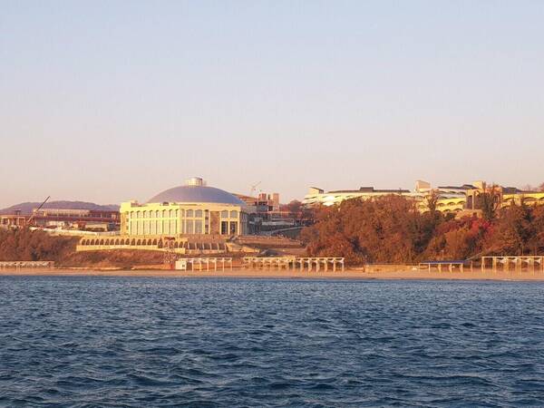вид с моря на амфитеатр