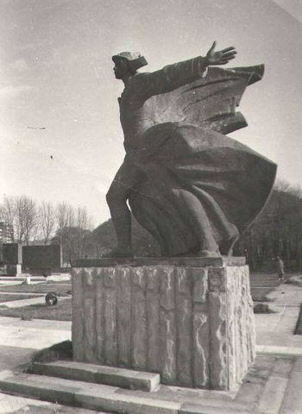памятник орлёнку...