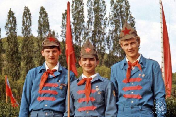 в центре Гена Петрухин