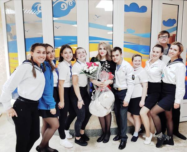 Алина Погребная в центре