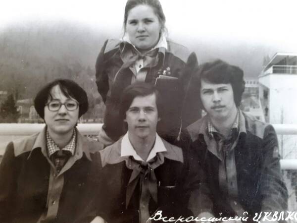 Володей Федисовым и Алей Калининой   Володя Ростовцев (ШПВ 78), над ними Галя Задорина.