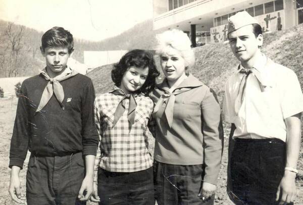 Галя   хозова Валя Хомутинникова