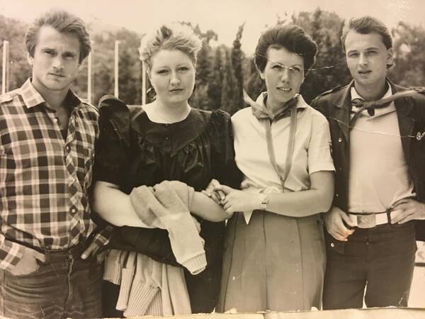 Родион Фалехутдинов, Татьяна Тимофеева, Мадина Набиуллина, Игорь Афанасьев  Сентябрь 1988 года около Звездной