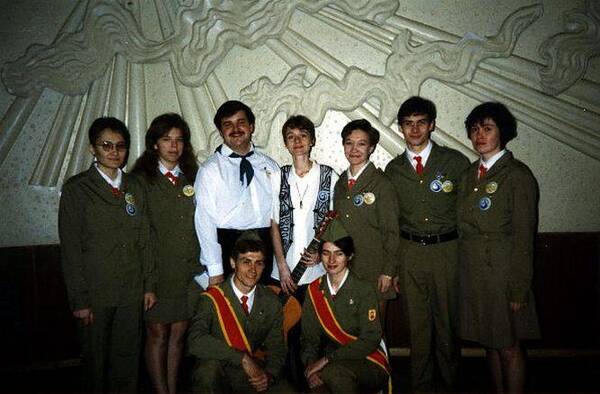 Лешку Спирина и Оксану Можейко  Рядом с Ларой   Саша Баскакова, рядсидят   Сергей Козлов и Лера Марковская.
