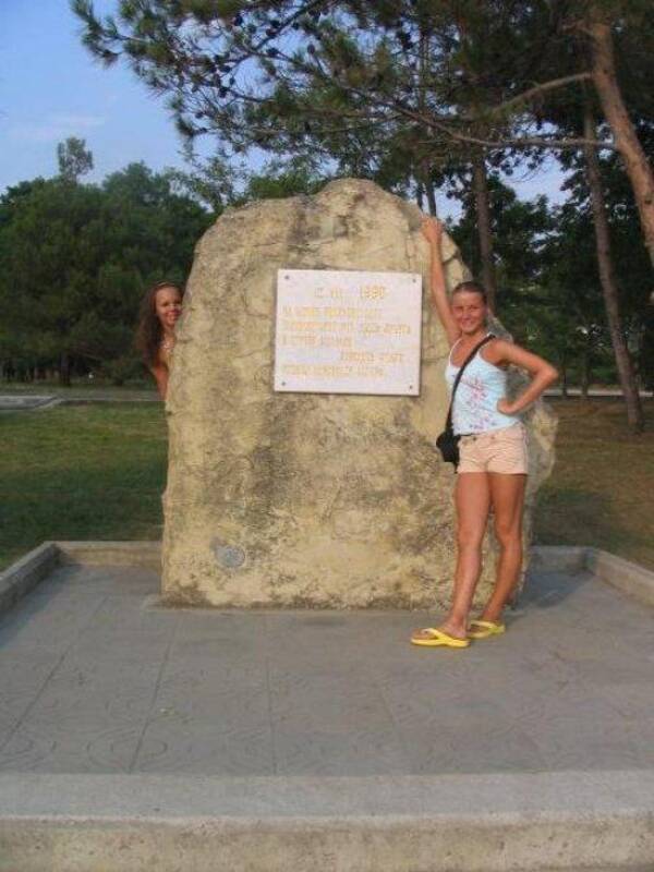 Лидия Руднева справа