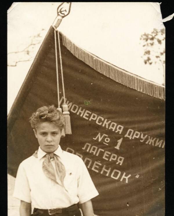 Пионер у развернутого знамени, пион. друж. № 1