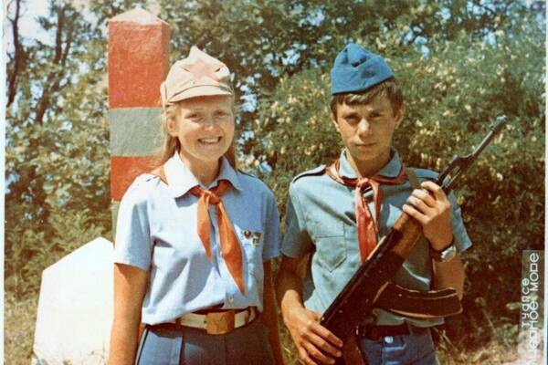 Пионерская пограничная застава. 1983 год. 18 отряд. Вожатые заставы   Ваня Куликов и Лиза Богер. 1 я летняя смена. Начальник заставы   Зотов Валерий.