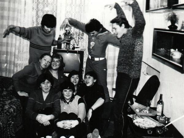 Стоят Геннадий Морозов, Валерий Зотов, Николай Кузнецов. Присели Нина Михайлова, Ольга Мелёхина, Ирина Трапезникова, Евгения Бабонина, Татьяна Хацкевич, Татьяна Серебрякова